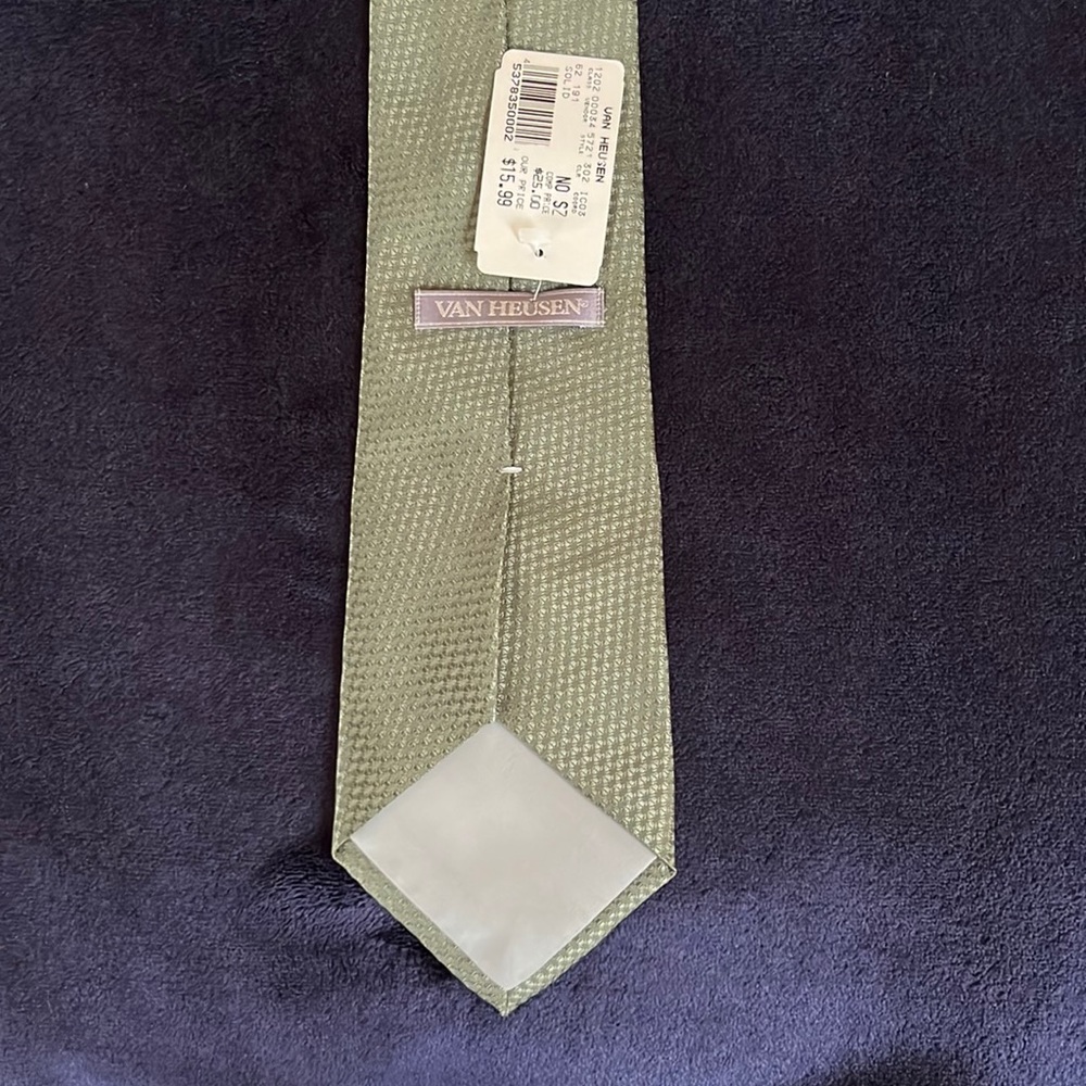 Can Heusen Tie